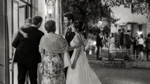Invitati salutano gli sposi dopo il taglio della torta