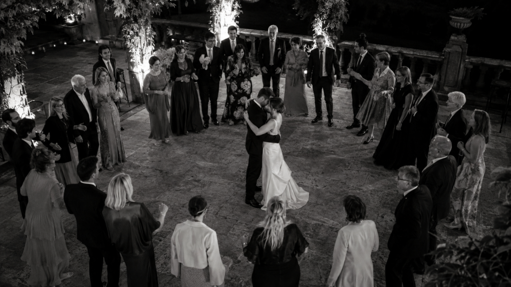 Musica del matrimonio con sposi circondati dagli invitati
