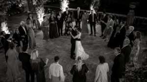 Sposi e invitati partecipano insieme a un momento musicale del matrimonio