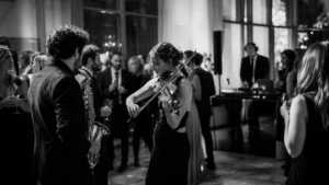 Sax, DJ e violino al matrimonio durante un momento della festa